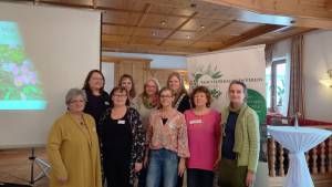 Vorstandschaft des KPV Bayern e.V. 2025
Von links:
Karin Müller (Kasse), Sandra Mühlbauer (Schriftführung), Charlotte Froschhammer (2.Vorsitzende), Manuela Daffner (Beirat), Josefine Moser-Würfl (Kassenprüfung), Christine Jonas (Beirat), Angela Marmor (1. Vorsitzende), Susanne Dilger und Susann Rosenberger (beide Beirat) – nicht im Bild: 2. Kassenprüferin Elisabeth Emlinger