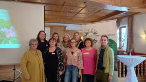 Vorstandschaft des KPV Bayern e.V. 2025
Von links:
Karin Müller (Kasse), Sandra Mühlbauer (Schriftführung), Charlotte Froschhammer (2.Vorsitzende), Manuela Daffner (Beirat), Josefine Moser-Würfl (Kassenprüfung), Christine Jonas (Beirat), Angela Marmor (1. Vorsitzende), Susanne Dilger und Susann Rosenberger (beide Beirat) – nicht im Bild: 2. Kassenprüferin Elisabeth Emlinger