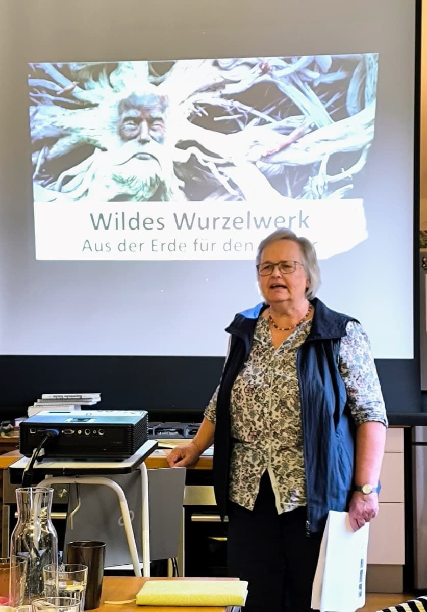 Wildes Wurzelwerk in Küche und Heilkunde in der Kräuterei im Schlossgut Sulzemoos